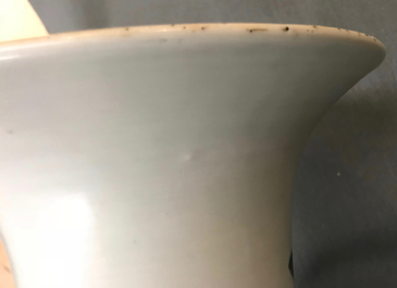 Een Chinese qianjiang cai vaas met decor van kostbaarheden, 19/20e eeuw