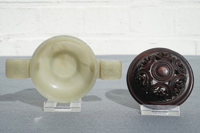 Un br&ucirc;le-parfum en jade c&eacute;ladon au couvercle et socle en bois sculpt&eacute;, Chine, 18/19&egrave;me