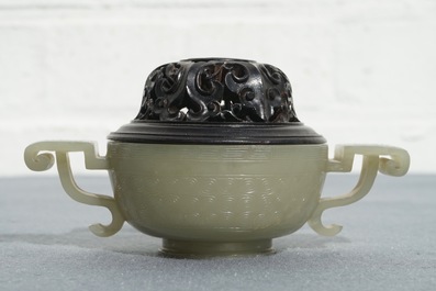 Un br&ucirc;le-parfum en jade c&eacute;ladon au couvercle et socle en bois sculpt&eacute;, Chine, 18/19&egrave;me