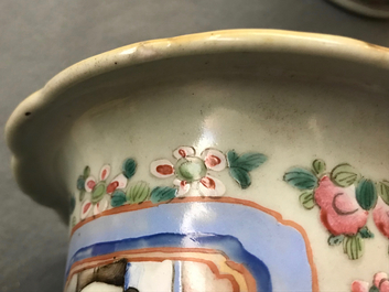 Une paire de vases en porcelaine de Chine famille rose &agrave; d&eacute;cor de figures, 19&egrave;me