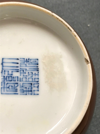 Een paar Chinese capucijn bruin geglazuurde kommen, Qianlong merk en periode