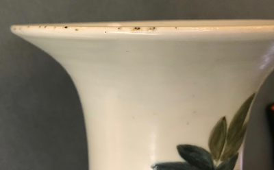 Een Chinese qianjiang cai vaas met decor van kostbaarheden, 19/20e eeuw