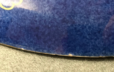 Un plat en porcelaine de Chine bleu poudr&eacute; et dor&eacute; aux rinceaux de lotus, Kangxi