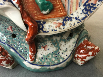 Een grote Chinese famille rose figuur van Shou Lao, 19/20e eeuw