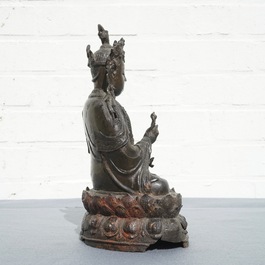 Un mod&egrave;le de Guanyin assis sur un tr&ocirc;ne de lotus en bronze, Chine, Ming
