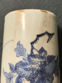 Een paar Chinese blauwwitte rouleau vazen met floraal decor, Hatcher cargo, Transitie periode