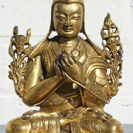 A Sino-Tibetan gilt bronze figure of Tsongkhapa, 17/18th C.