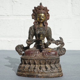 Een Chinese gelakte en vergulde bronzen Boeddha Vajrasattva, Ming