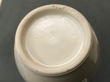 Un vase de forme rouleau en porcelaine de Chine famille verte, Kangxi