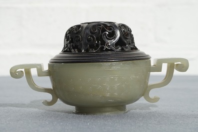 Un br&ucirc;le-parfum en jade c&eacute;ladon au couvercle et socle en bois sculpt&eacute;, Chine, 18/19&egrave;me