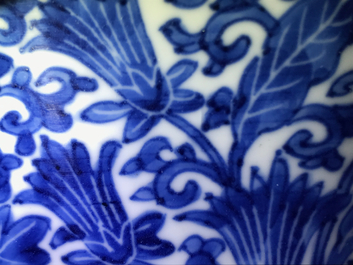 Een Chinese blauwwitte kom met floraal decor, Kangxi merk en periode