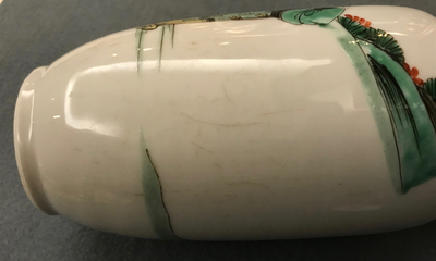 Un vase de forme rouleau en porcelaine de Chine famille verte, Kangxi