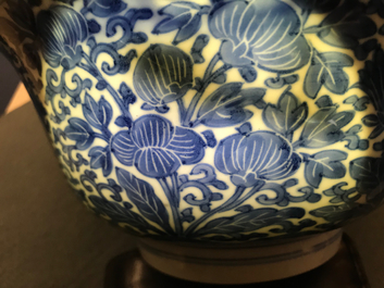 Een Chinese blauwwitte kom met floraal decor, Kangxi merk en periode