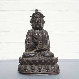 Un mod&egrave;le de Guanyin assis sur un tr&ocirc;ne de lotus en bronze, Chine, Ming