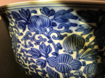Een Chinese blauwwitte kom met floraal decor, Kangxi merk en periode