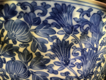 Een Chinese blauwwitte kom met floraal decor, Kangxi merk en periode