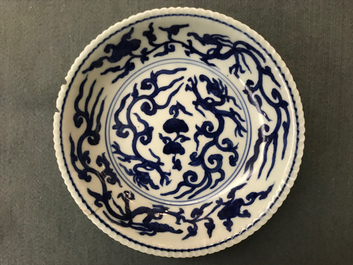 Een Chinees blauwwit schoteltje met draken, Jiajing merk en periode