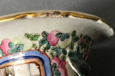 Une paire de vases en porcelaine de Chine famille rose &agrave; d&eacute;cor de figures, 19&egrave;me