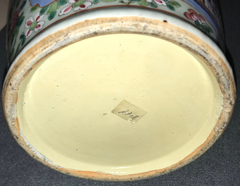 Une paire de vases en porcelaine de Chine famille rose &agrave; d&eacute;cor de figures, 19&egrave;me