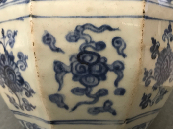 Een Chinese blauwwitte balustervaas met floraal decor, Ming