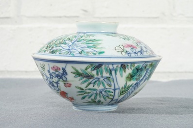 Een Chinese famille rose dekselkom met floraal decor, Qianlong merk, 19/20e eeuw