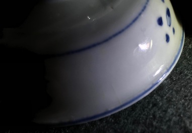 Een klein Chinees blauwwit schoteltje op voet, Chenghua merk, Wanli