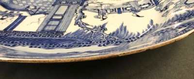 Une paire de plats en porcelaine de Chine bleu et blanc 'La Romance de la chambre de l'ouest', Yongzheng