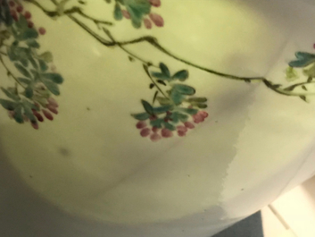 Een Chinese qianjiang cai vaas met decor van kostbaarheden, 19/20e eeuw