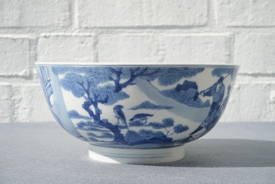Un bol en porcelaine de Chine bleu et blanc &agrave; d&eacute;cor autour, Kangxi