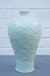 Un vase de forme meiping en porcelaine de Chine c&eacute;ladon &agrave; d&eacute;cor de dragons, marque de Qianlong, 19/20&egrave;me
