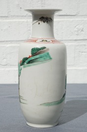 Un vase de forme rouleau en porcelaine de Chine famille verte, Kangxi