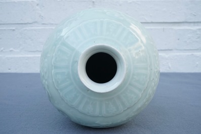 Un vase de forme meiping en porcelaine de Chine c&eacute;ladon &agrave; d&eacute;cor de dragons, marque de Qianlong, 19/20&egrave;me