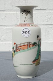 Un vase de forme rouleau en porcelaine de Chine famille verte, Kangxi
