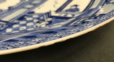 Une paire de plats en porcelaine de Chine bleu et blanc 'La Romance de la chambre de l'ouest', Yongzheng