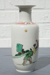 Un vase de forme rouleau en porcelaine de Chine famille verte, Kangxi
