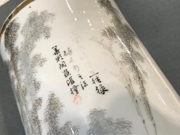 Een paar Chinese qianjiang cai hoedensteunen met landschapsdecor, 19/20e eeuw