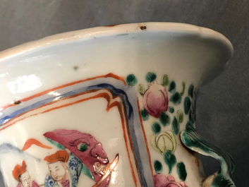 Une paire de vases en porcelaine de Chine famille rose &agrave; d&eacute;cor de figures, 19&egrave;me