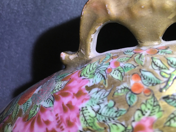 Een grote Chinese Canton famille rose moonflask met deksel, 19e eeuw