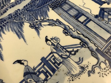 Une paire de plats en porcelaine de Chine bleu et blanc 'La Romance de la chambre de l'ouest', Yongzheng