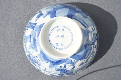 Un bol en porcelaine de Chine bleu et blanc &agrave; d&eacute;cor autour, Kangxi