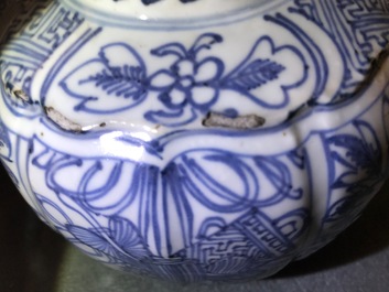 Un pot &agrave; vin et son couvercle en porcelaine de Chine bleu et blanc de type kraak, Wanli