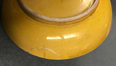 Une coupe en porcelaine de Chine jaune monochrome, marque et &eacute;poque de Tongzhi, et une assiette aux papillons, 19&egrave;me