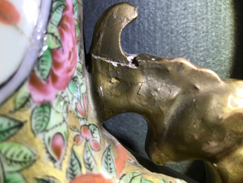 Een grote Chinese Canton famille rose moonflask met deksel, 19e eeuw