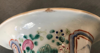 Une paire de vases en porcelaine de Chine famille rose &agrave; d&eacute;cor de figures, 19&egrave;me