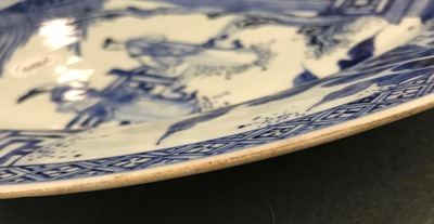 Une paire de plats en porcelaine de Chine bleu et blanc 'La Romance de la chambre de l'ouest', Yongzheng