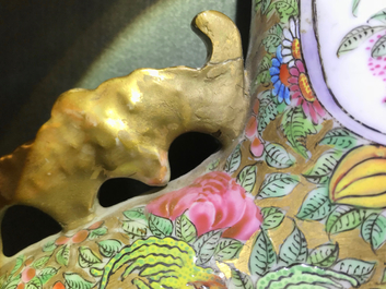 Een grote Chinese Canton famille rose moonflask met deksel, 19e eeuw