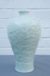 Un vase de forme meiping en porcelaine de Chine c&eacute;ladon &agrave; d&eacute;cor de dragons, marque de Qianlong, 19/20&egrave;me