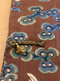 Une robe imp&eacute;riale en kesi &agrave; d&eacute;cor de huit dragons &agrave; cinq griffes sur fond brun, prob. Jiaqing, 1&egrave;re moiti&eacute; du 19&egrave;me