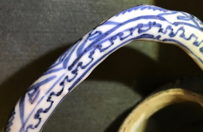 Un pot &agrave; vin et son couvercle en porcelaine de Chine bleu et blanc de type kraak, Wanli