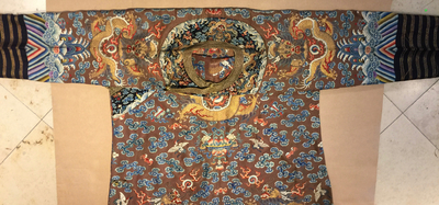 Une robe imp&eacute;riale en kesi &agrave; d&eacute;cor de huit dragons &agrave; cinq griffes sur fond brun, prob. Jiaqing, 1&egrave;re moiti&eacute; du 19&egrave;me